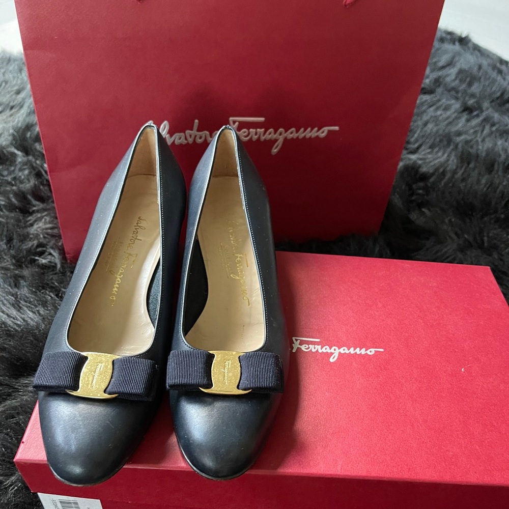 Ferragamo vara bow pump shoe
